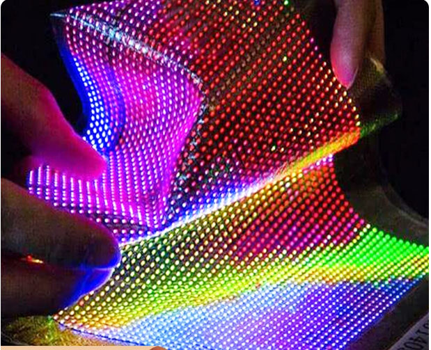 Écran LED flexible courbé affichant des couleurs
